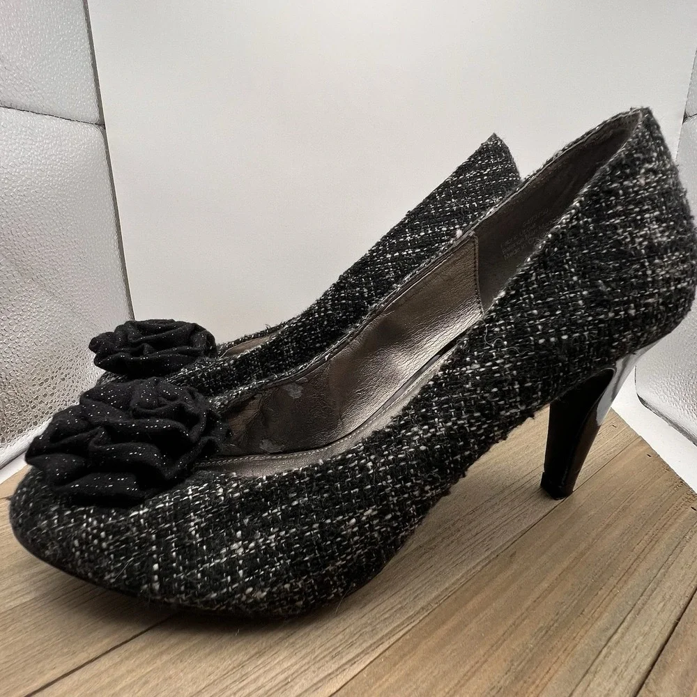 Kelly & Katie Tweed Pumps Black White Rose Flower Heels Size 9